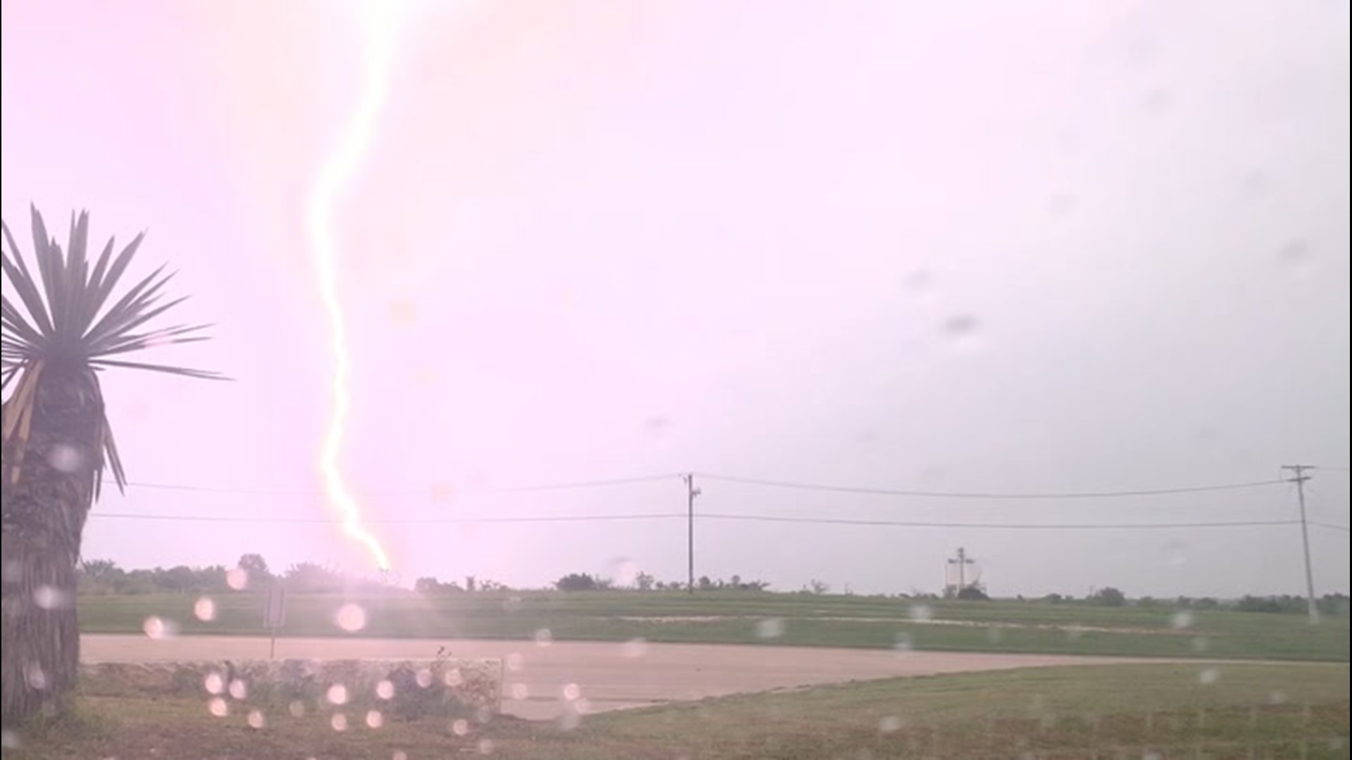 Wow! Lightning bolt flashes in slow motion 