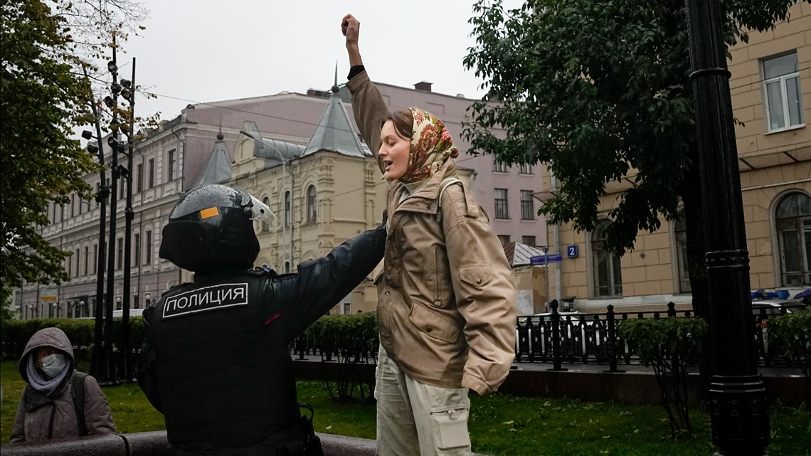 Russian Police Arrest Protestors After Putin's Mobilization Order ...