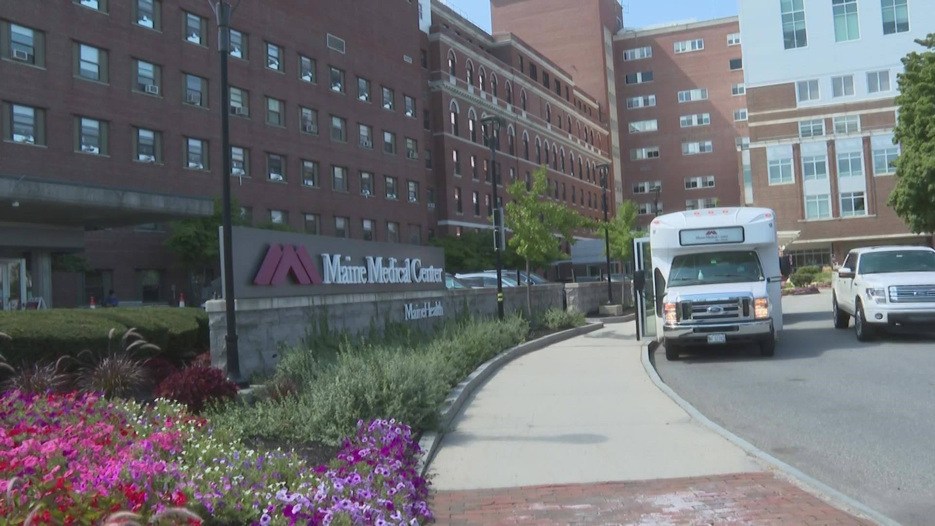 Nurses at Maine Medical Center voted overwhelmingly Thursday night to keep the union.