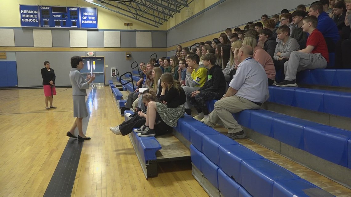 Sen. Collins visits Hermon Middle School | newscentermaine.com