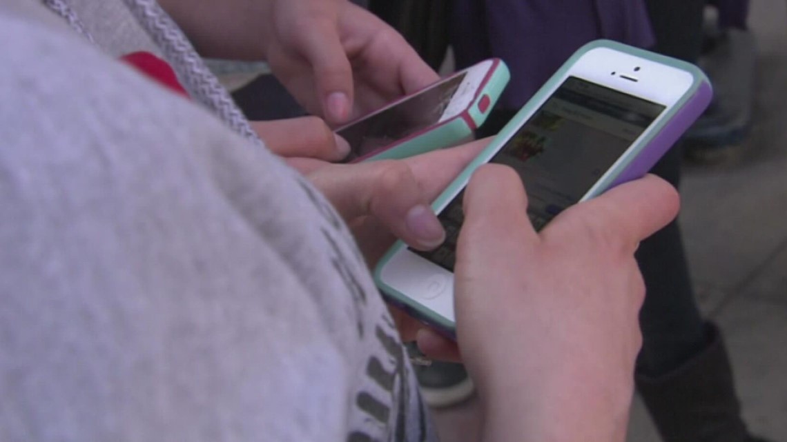 Lewiston aims to ban cell phones in school