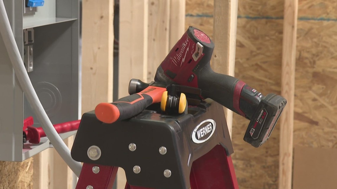 Maine community college helping electricianstobe break into the