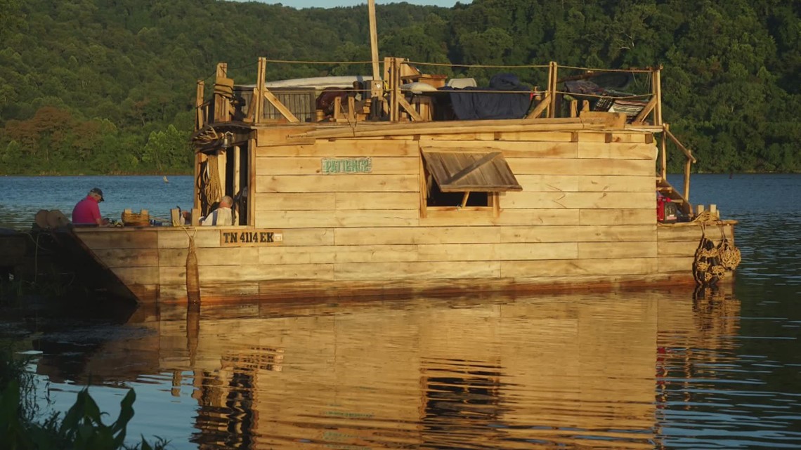 Traveling with a sense of history, a writer took a flatboat down two of America’s great rivers