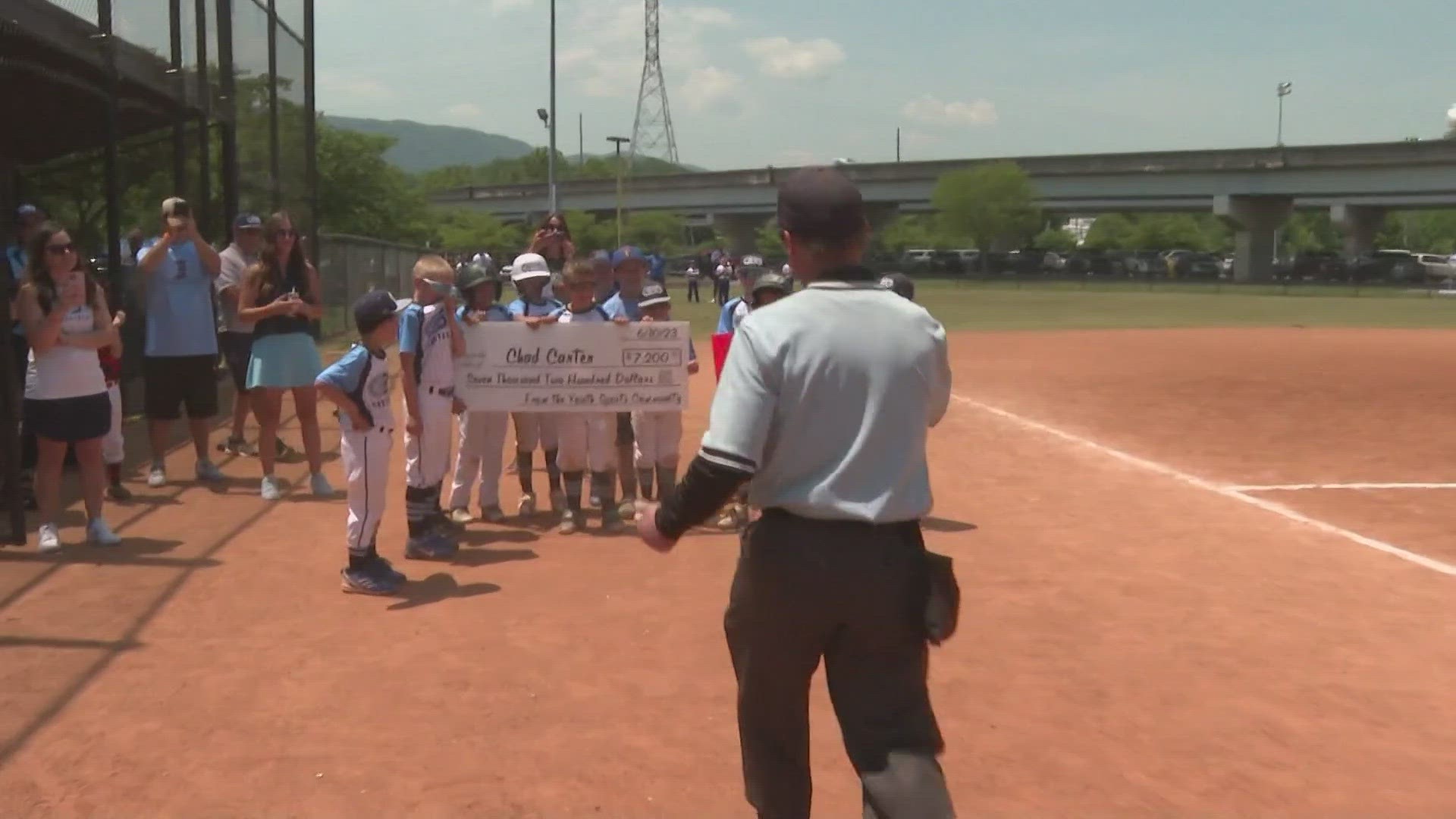 Tennessee umpire shown love from coaches, players