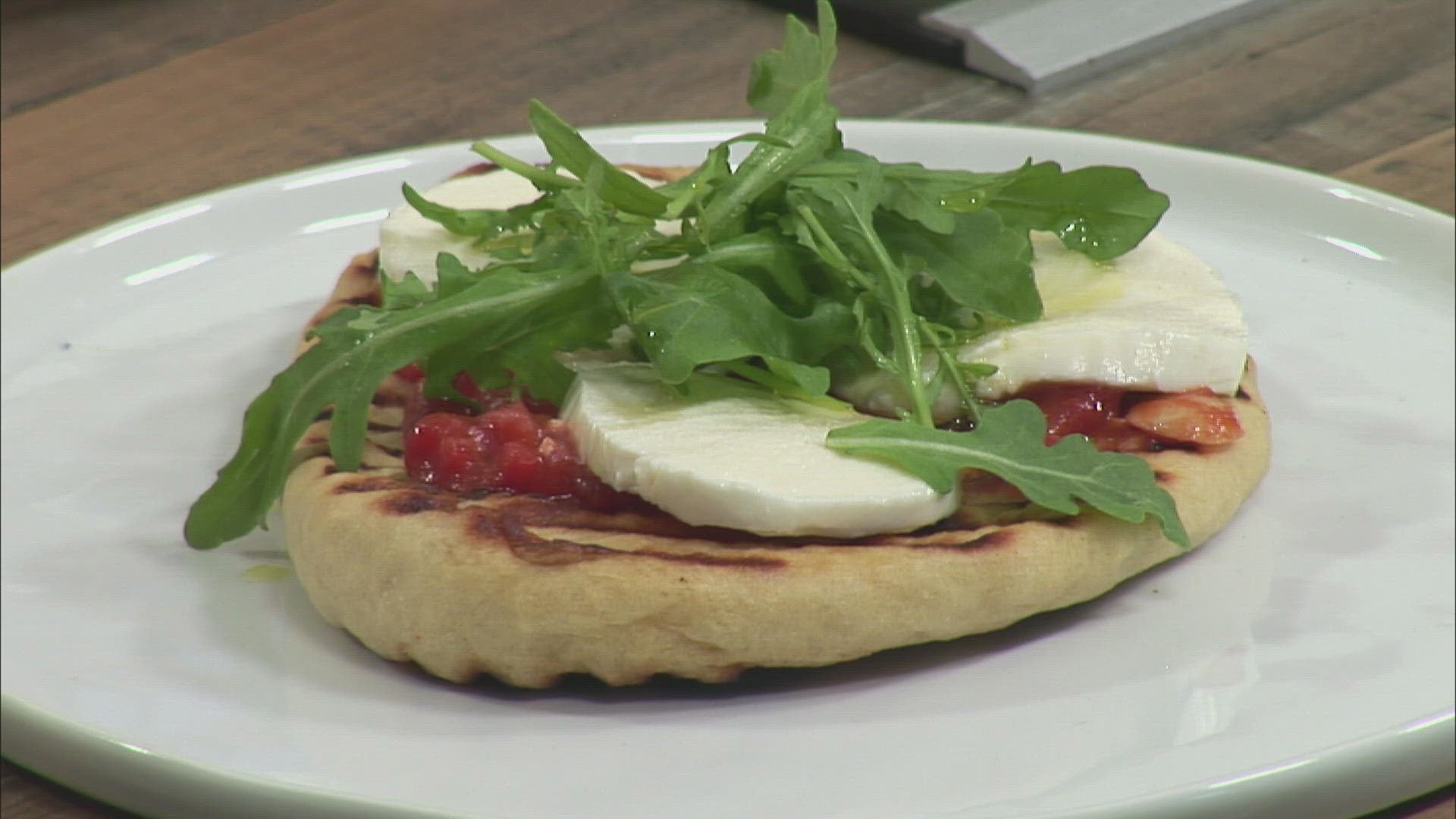 Vanessa Seder shows us the easy to make recipe for a roasted red pepper and mozzarella flatbread.