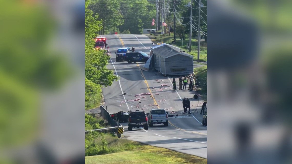 One injured in Wiscasset crash involving vehicle transporting mobile