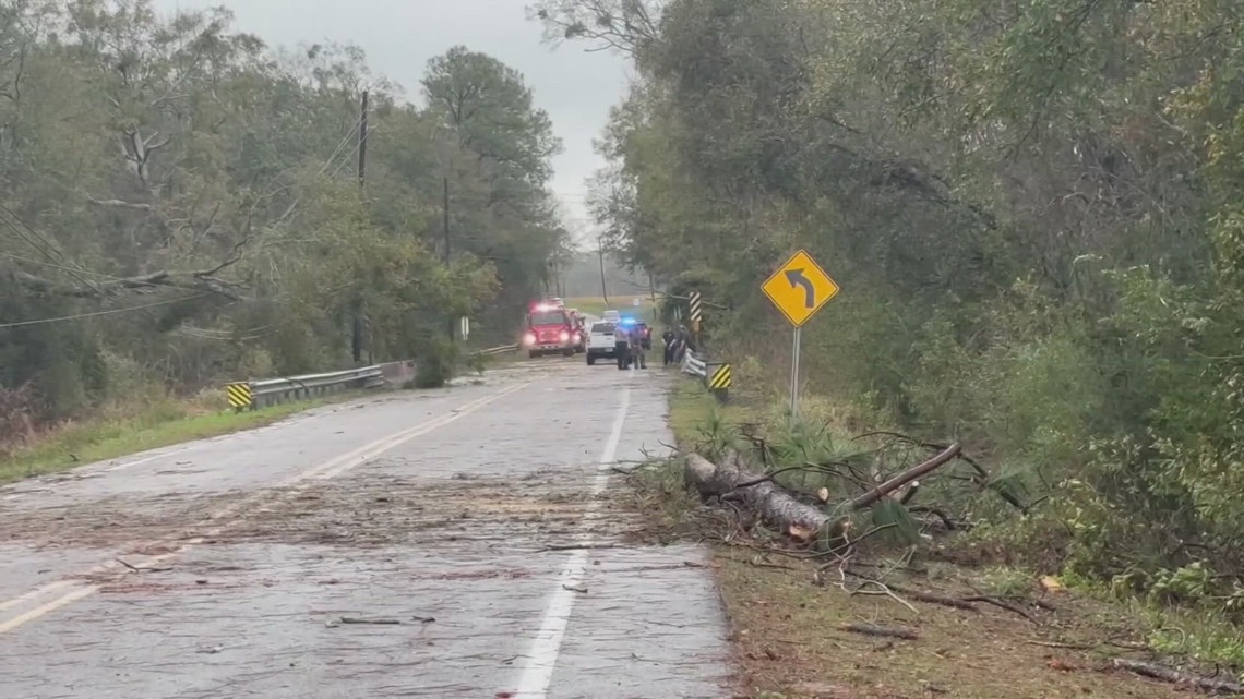 Severe weather system moves east, tornadoes in Texas and Mississippi