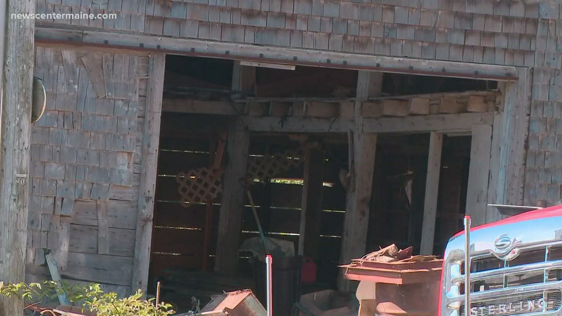 1 killed when barn collapses on workers in Knox