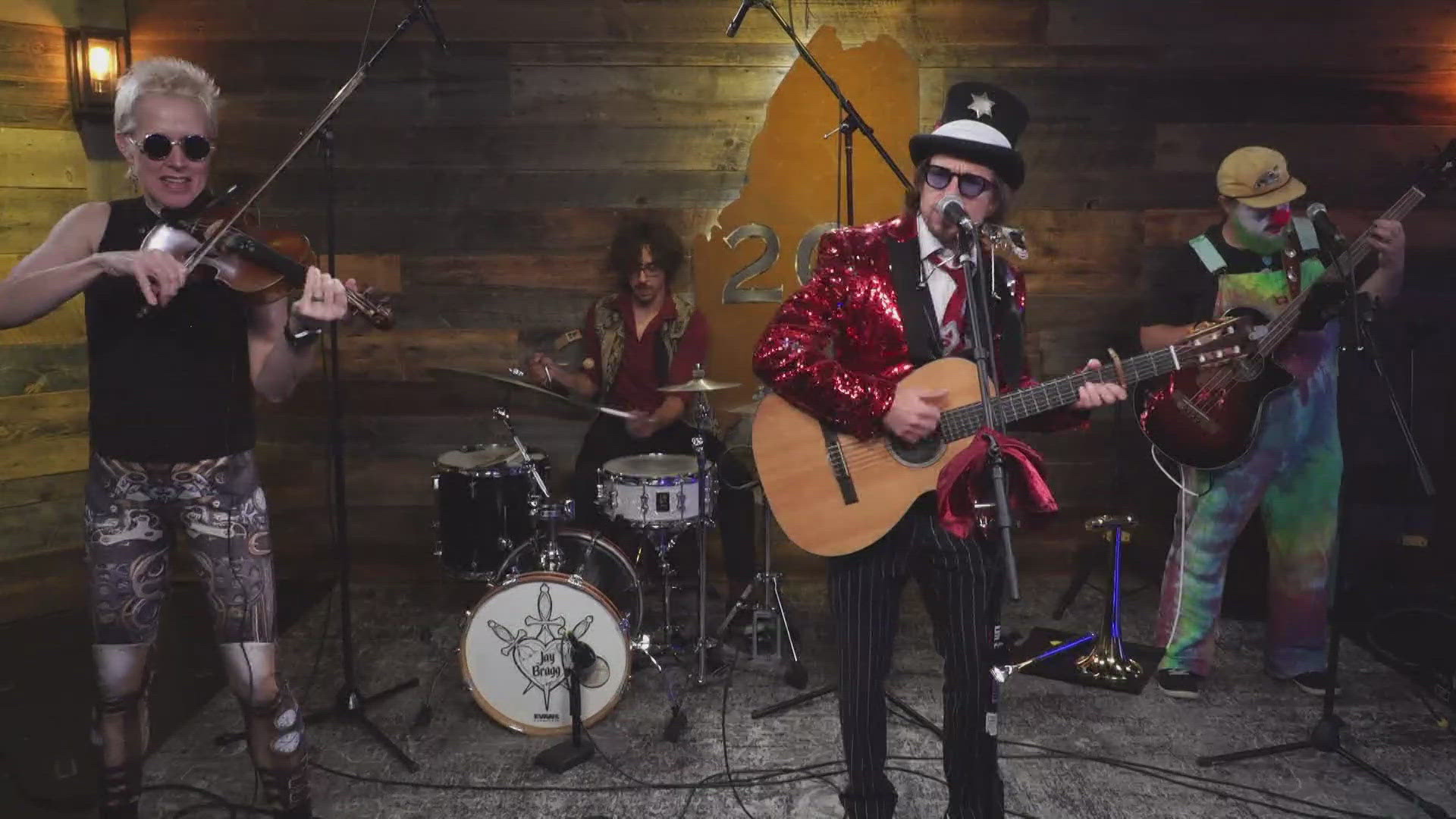 Bragg stopped by the 207 studio to perform for us.