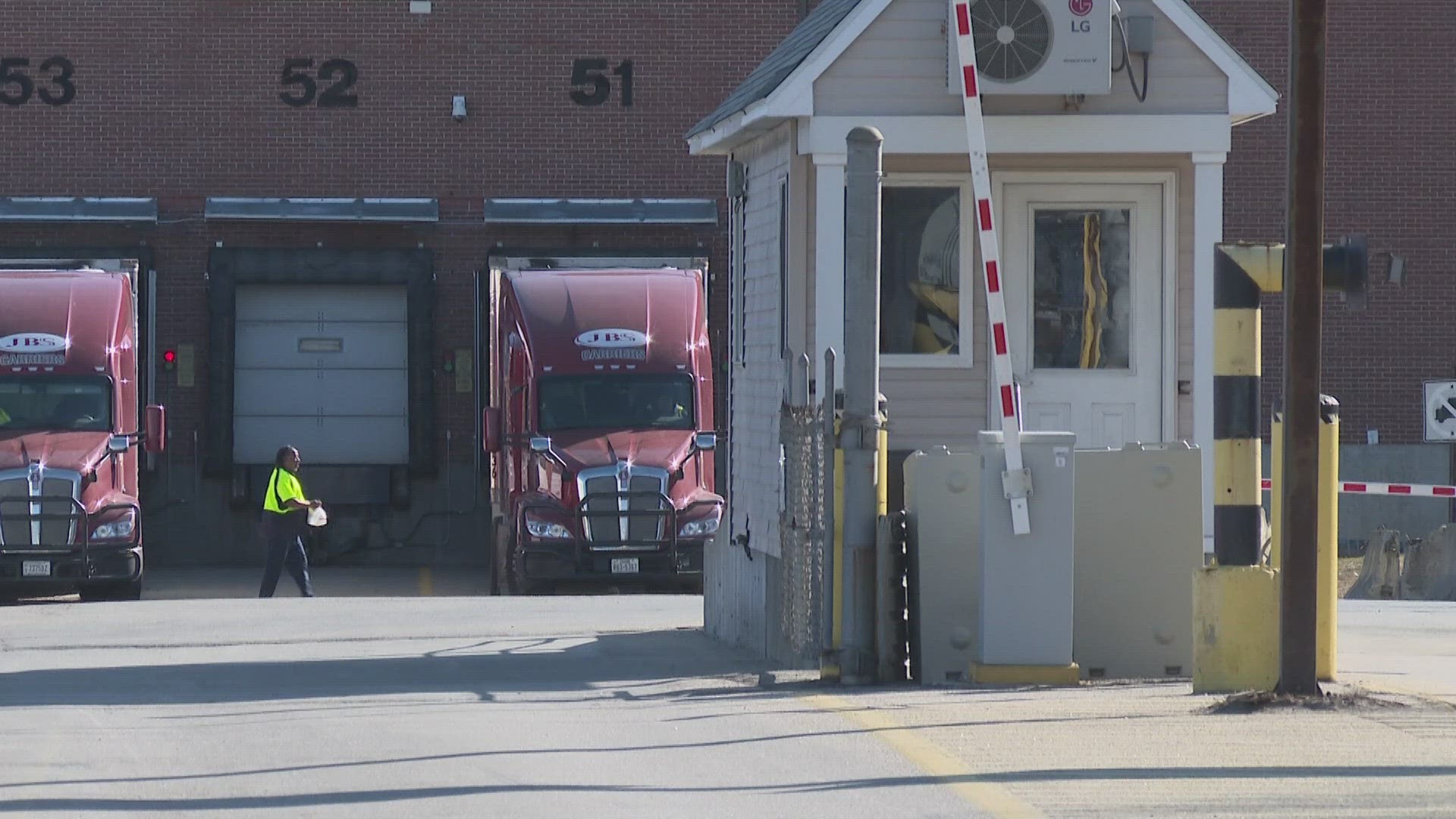 Truck drivers for Hannaford's South Portland and Winthrop distribution centers want to join the International Brotherhood of Teamsters Local 340.