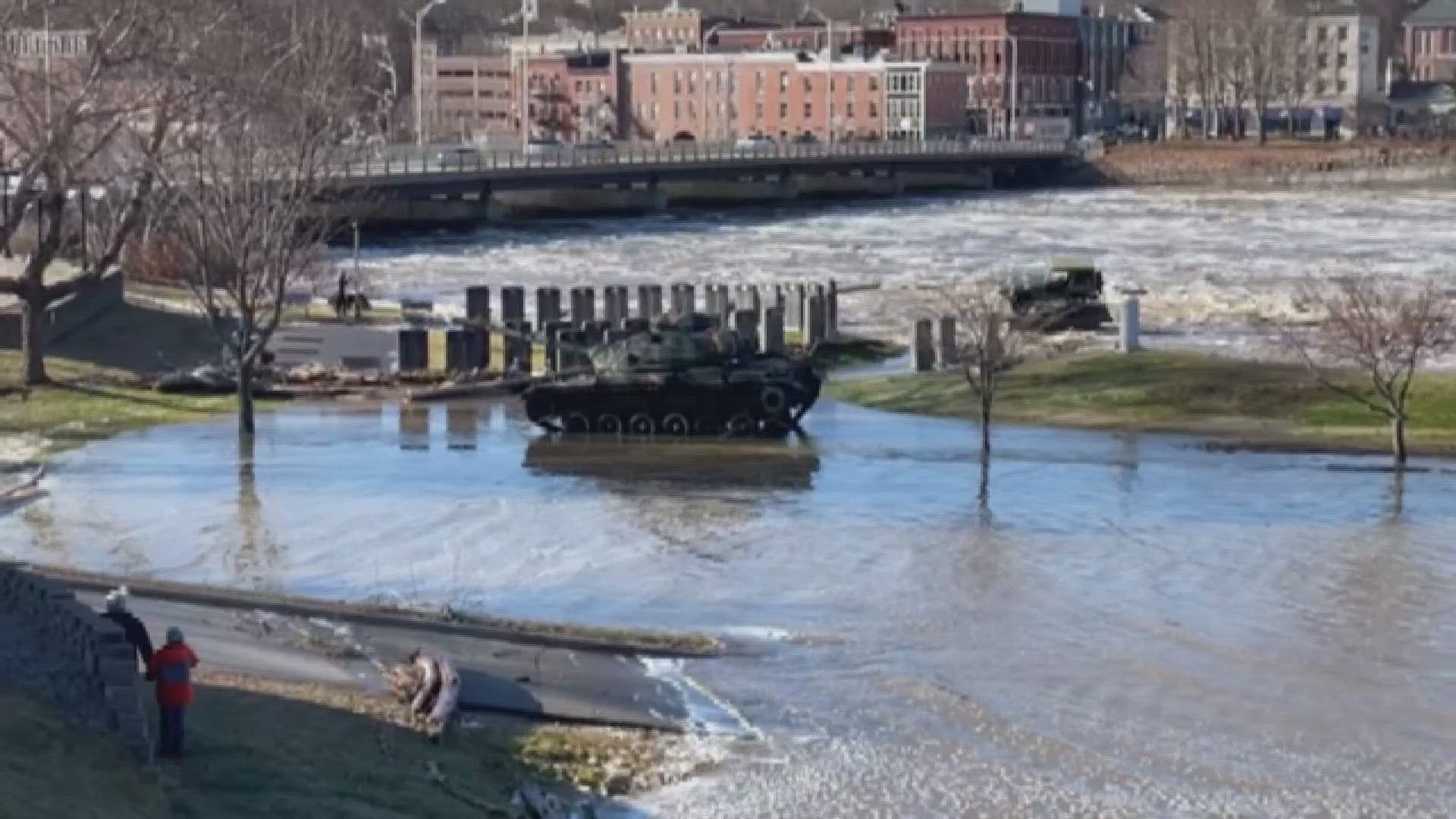 The Night The River Rose: Milwaukee'S Flood, Through The Eyes Of Survivors - 38y51dz
