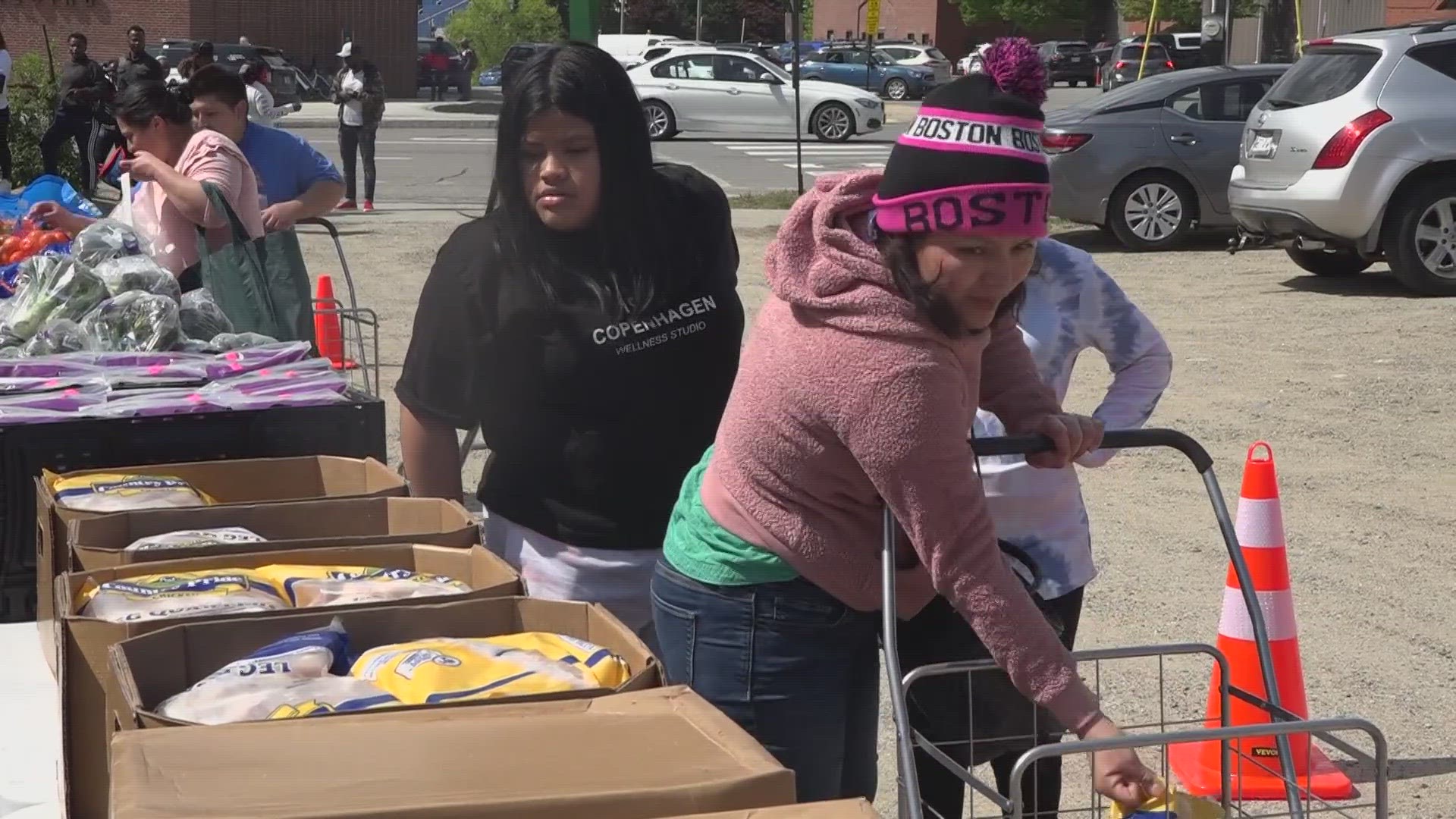 The non-profit 'Presente Maine' sets up bi-weekly solidarity food pantries for anyone in need, especially for Hispanic community members and other immigrants.