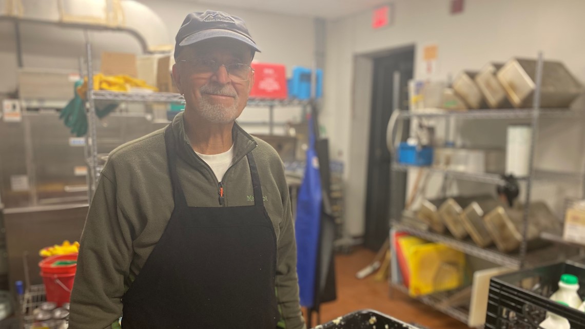 Christmas volunteers provide warm meals to unhoused in Portland - Vimarsana News