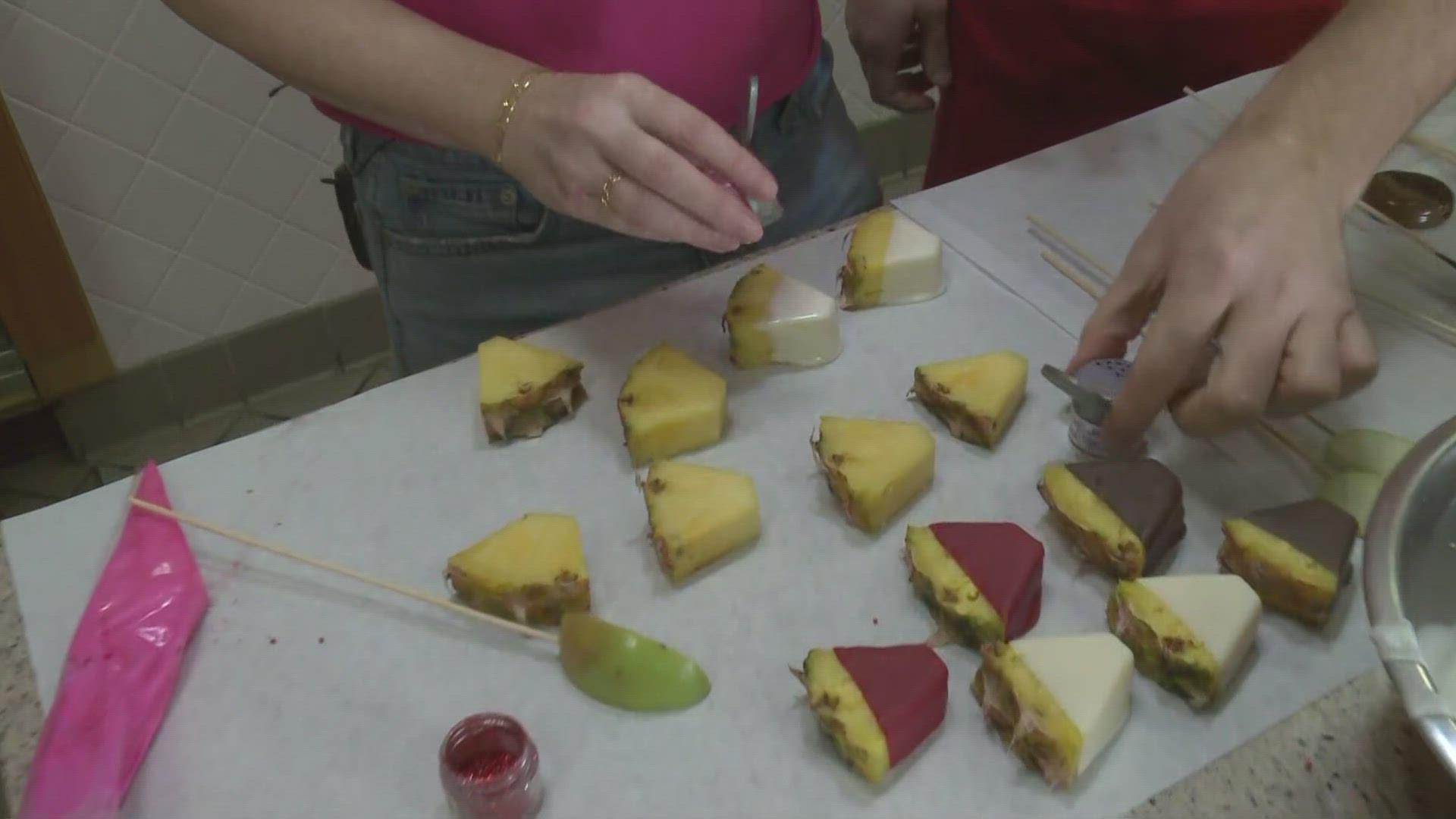 NEWS CENTER Maine's Aaron Myler went to Sisters Gourmet Deli in Bath, where they're making some holiday treats.