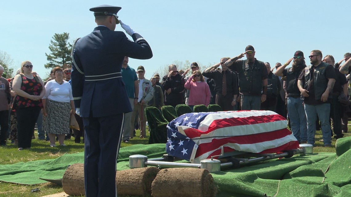 Mainers gather at graveside of Vietnam era veteran | newscentermaine.com