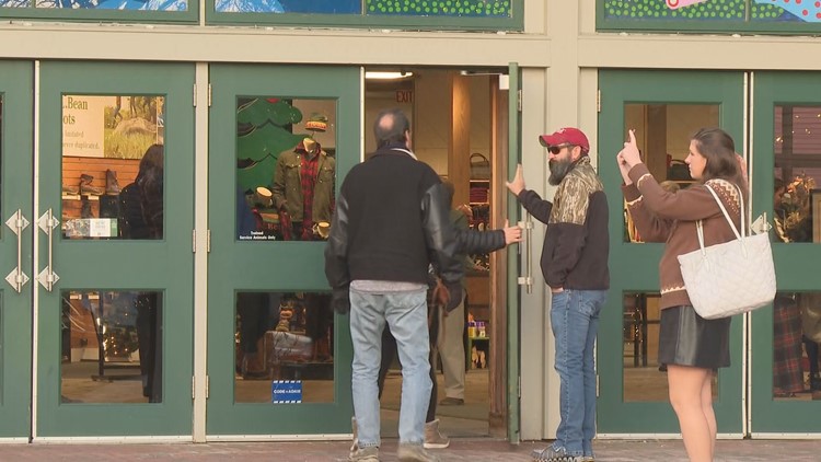 Mainers head to L.L.Bean for Thanksgiving