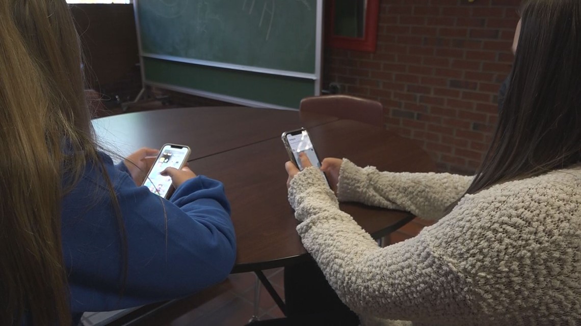 School locks up students cell phones to improve grades, prevent  cyber-bullying