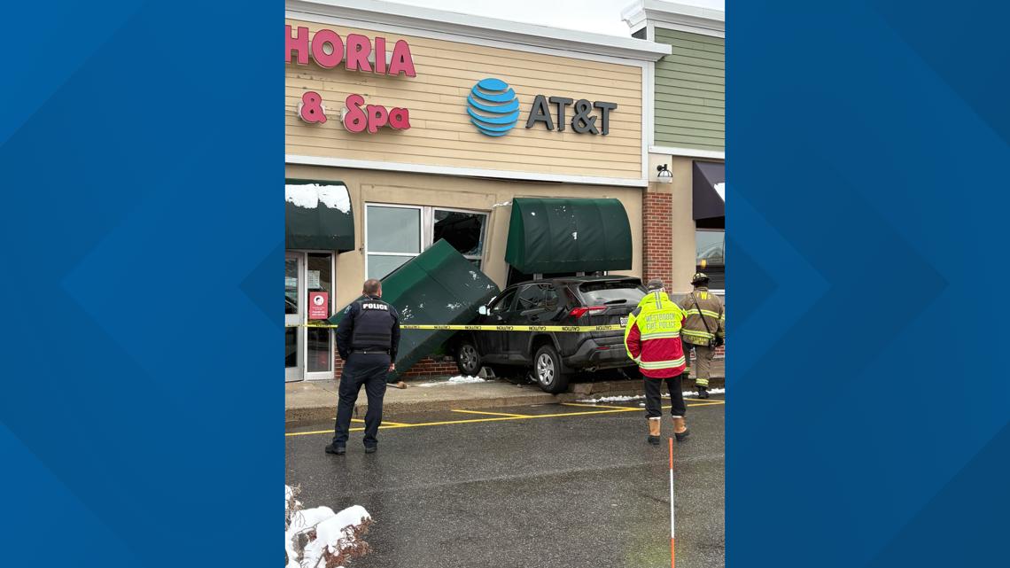 Vehicle crashes into AT&T store in Westbrook