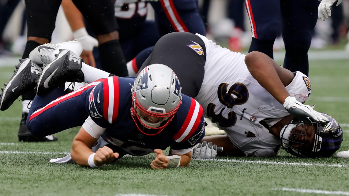 Patriots QB Jones leaves with leg injury after 3rd pick