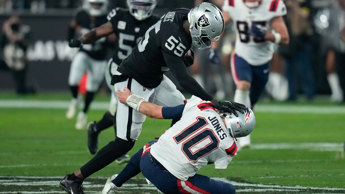 Jones snags lateral on final play, Raiders stun Patriots
