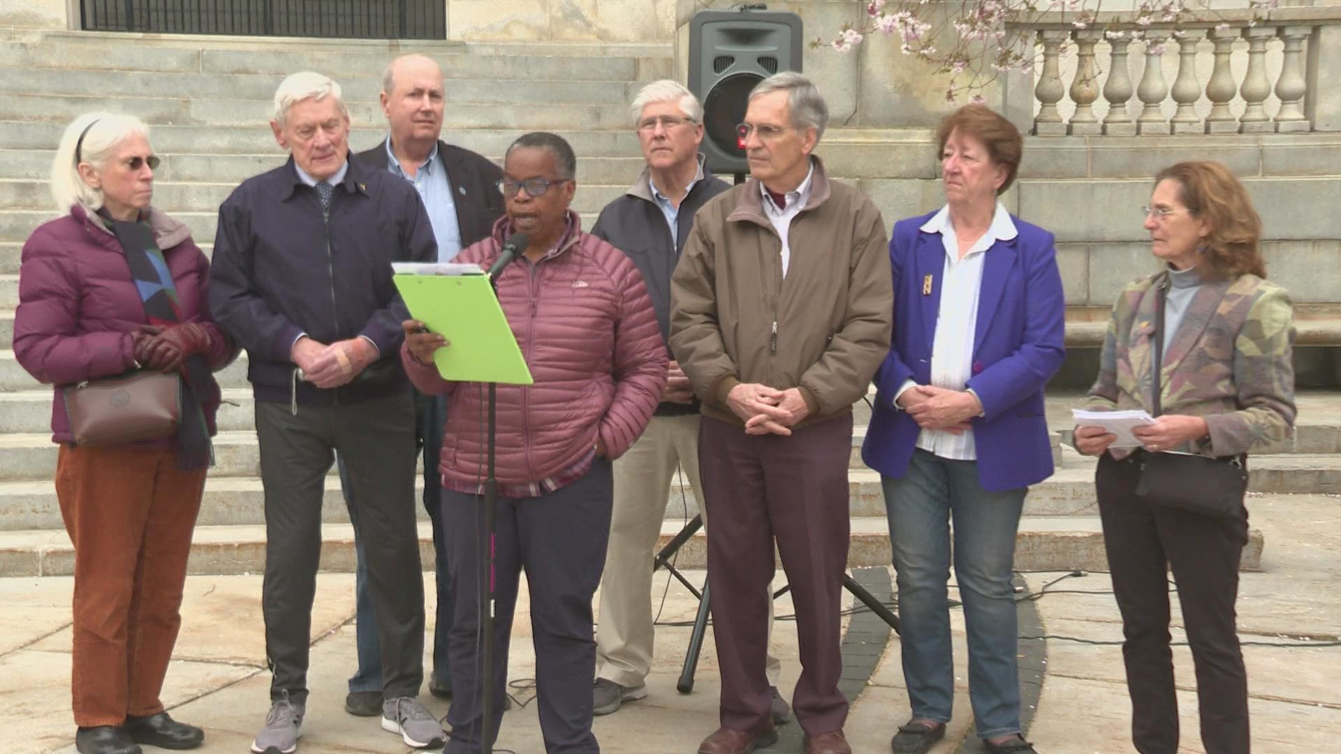 A group of former Portland mayors gathered outside city hall, calling on the charter commission to not ratify its proposed governance model.