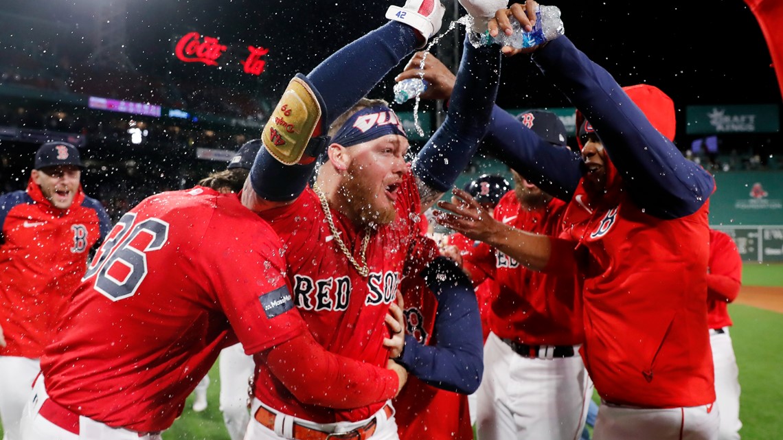 Christian Vazquez, Twins reach three-year deal for former Red Sox