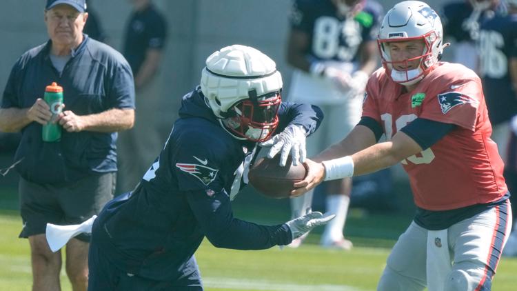 Cowboys RB Ezekiel Elliott trying out futuristic new helmet for 2022