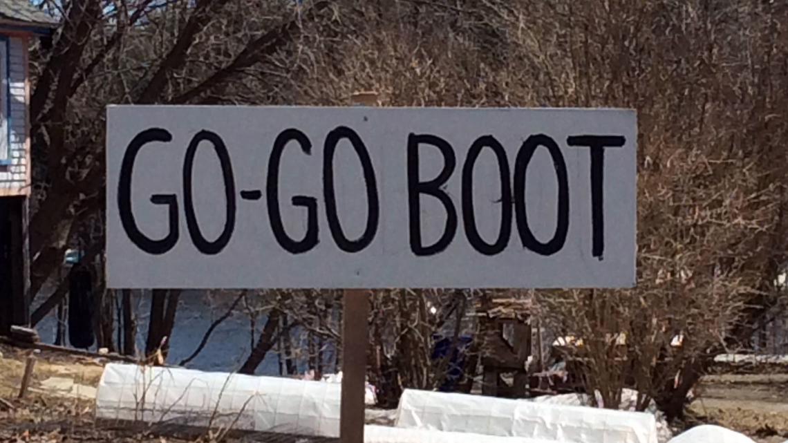 Richmond couple makes signs with random words in yard to keep community talking - Vimarsana News