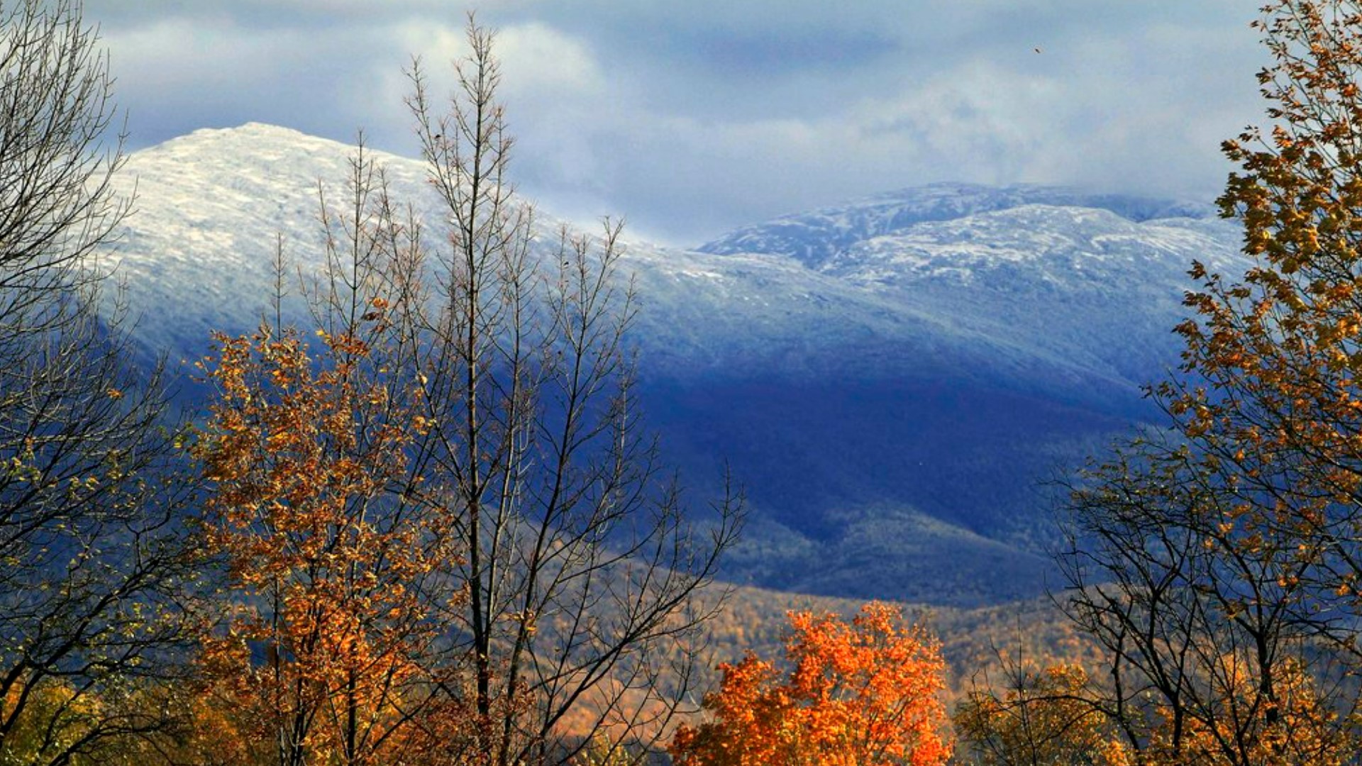 Authorities worked on a rescue plan for a National Guard helicopter and the Mount Washington Auto Road Sno-Cat vehicle.