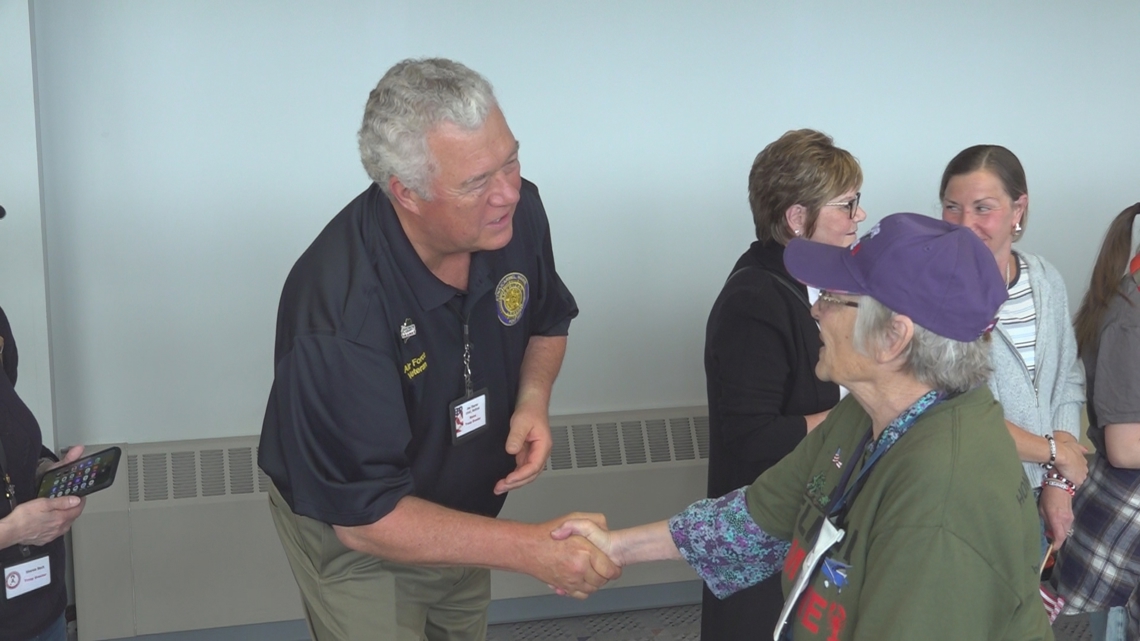 Maine veterans receive a warm welcome back from Honor Flight