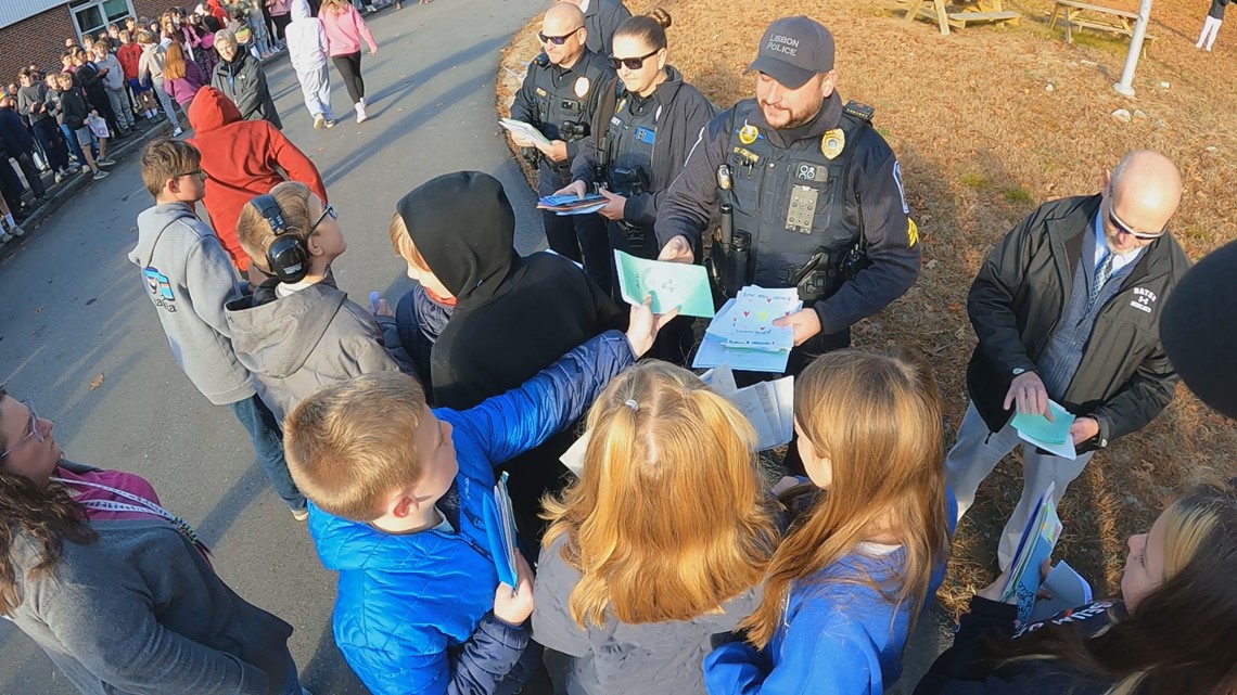 Lisbon students thank officers after Lewiston shooting, manhunt - Vimarsana News