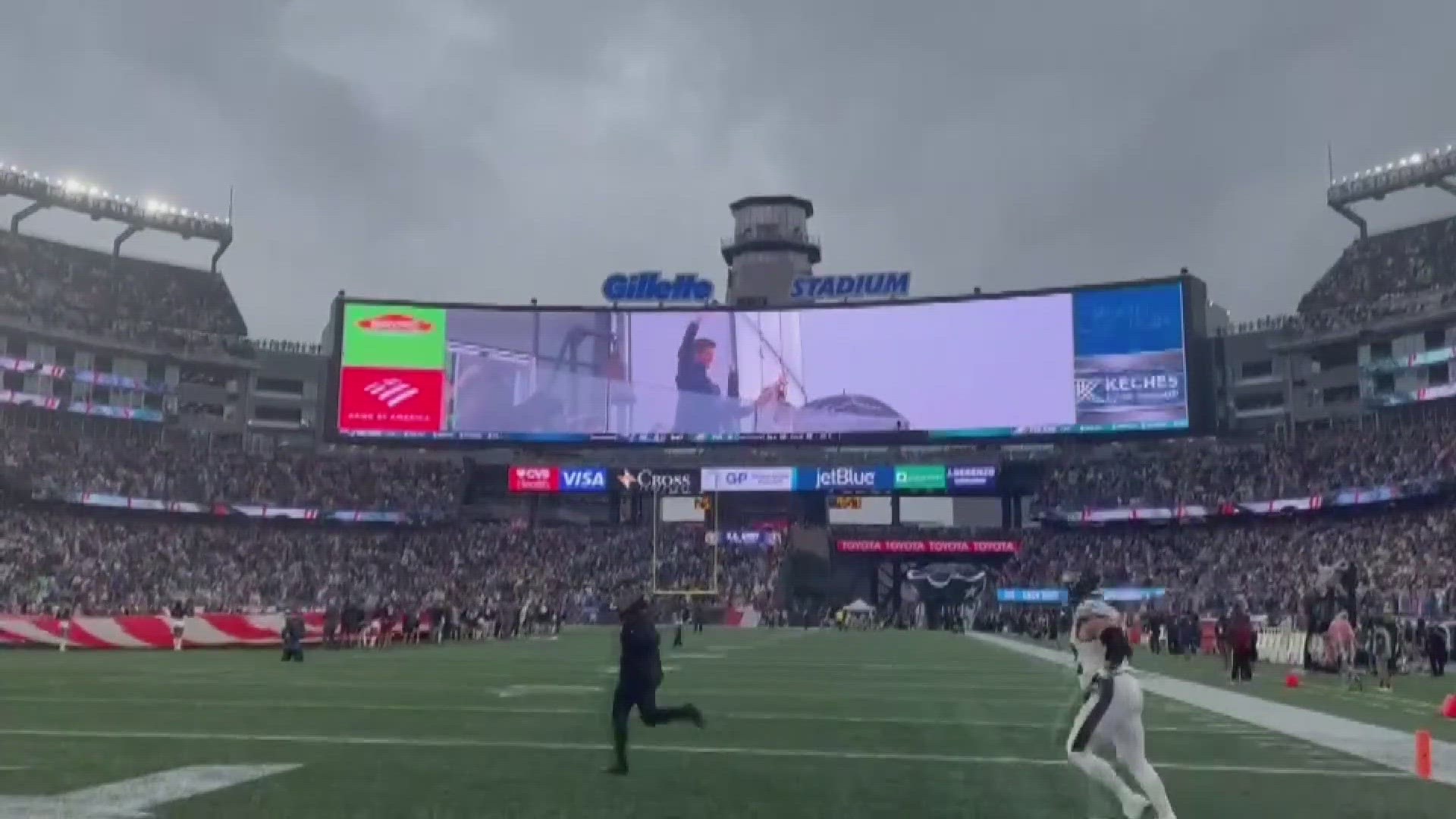 Tom Brady returns to hero's welcome in New England and declares