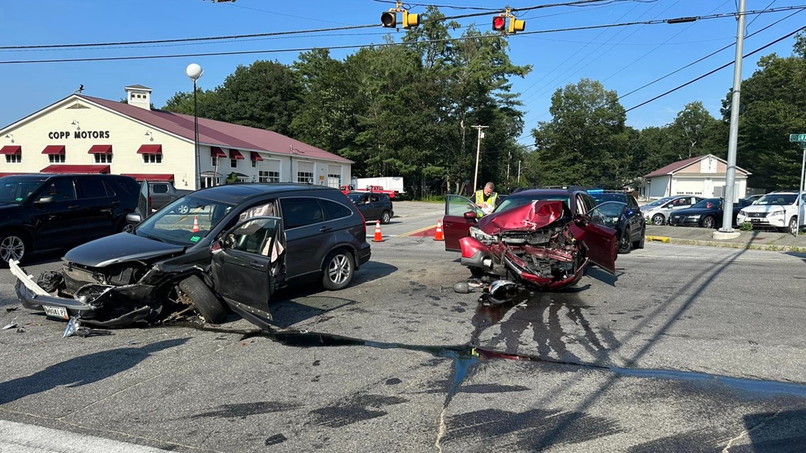 Crews respond to Cumberland multivehicle crash