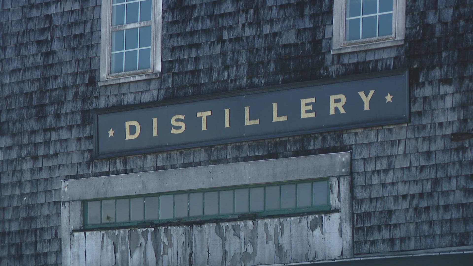 People who live in the neighborhood abutting the Wiggly Bridge Distillery don't want the business to expand operations because of concerns about whiskey fungus.