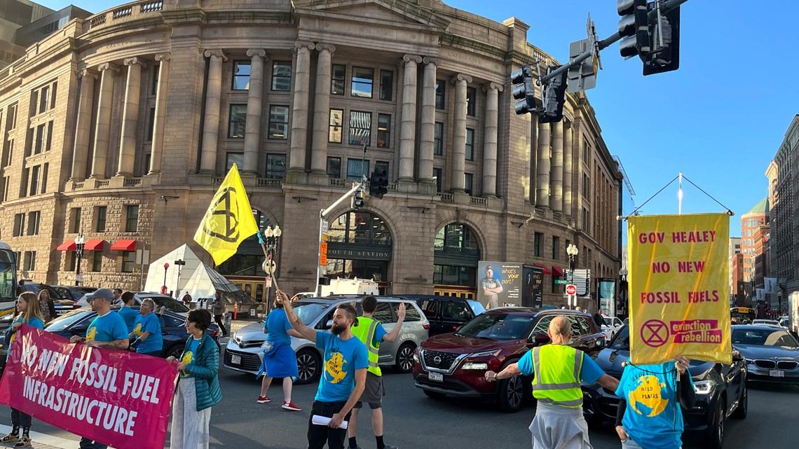 气候活动人士在波士顿堵塞交通，以引起对化石燃料政策的关注