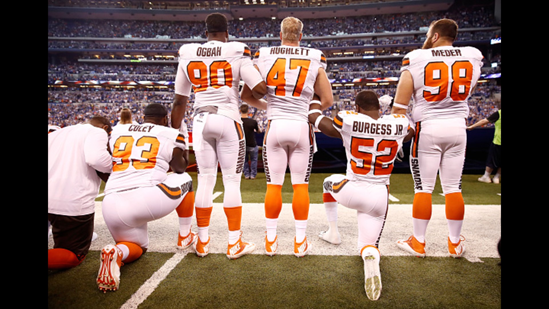 PHOTOS NFL players take a knee