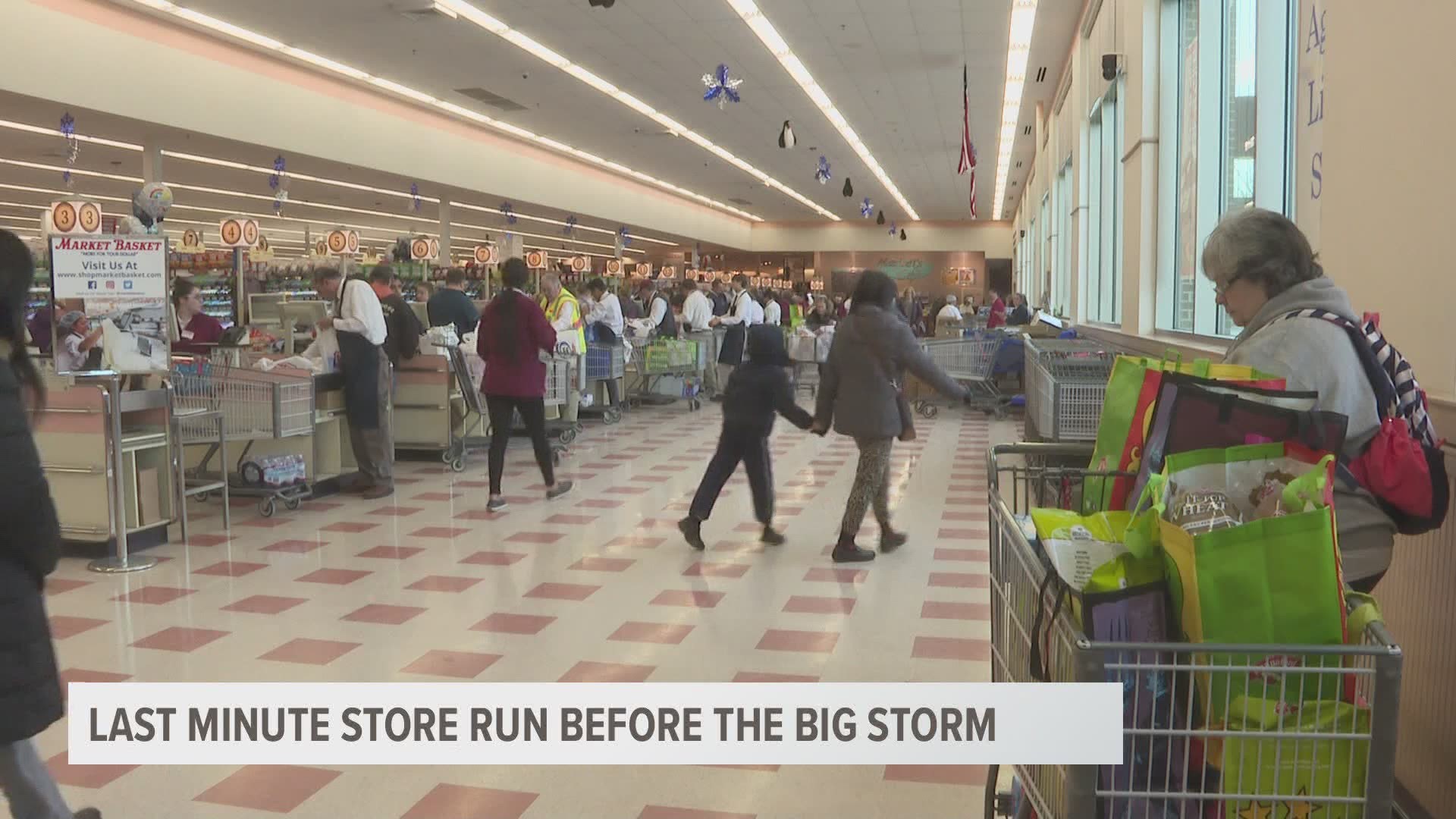 Mainers do some last minute shopping before wicked storm.