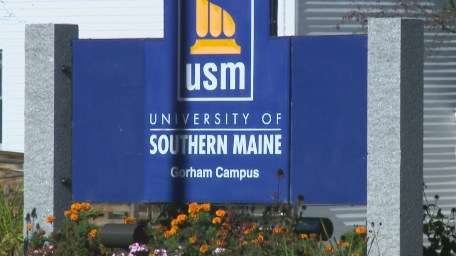 A USM student reported a man tried to lure her into his car on Saturday morning.