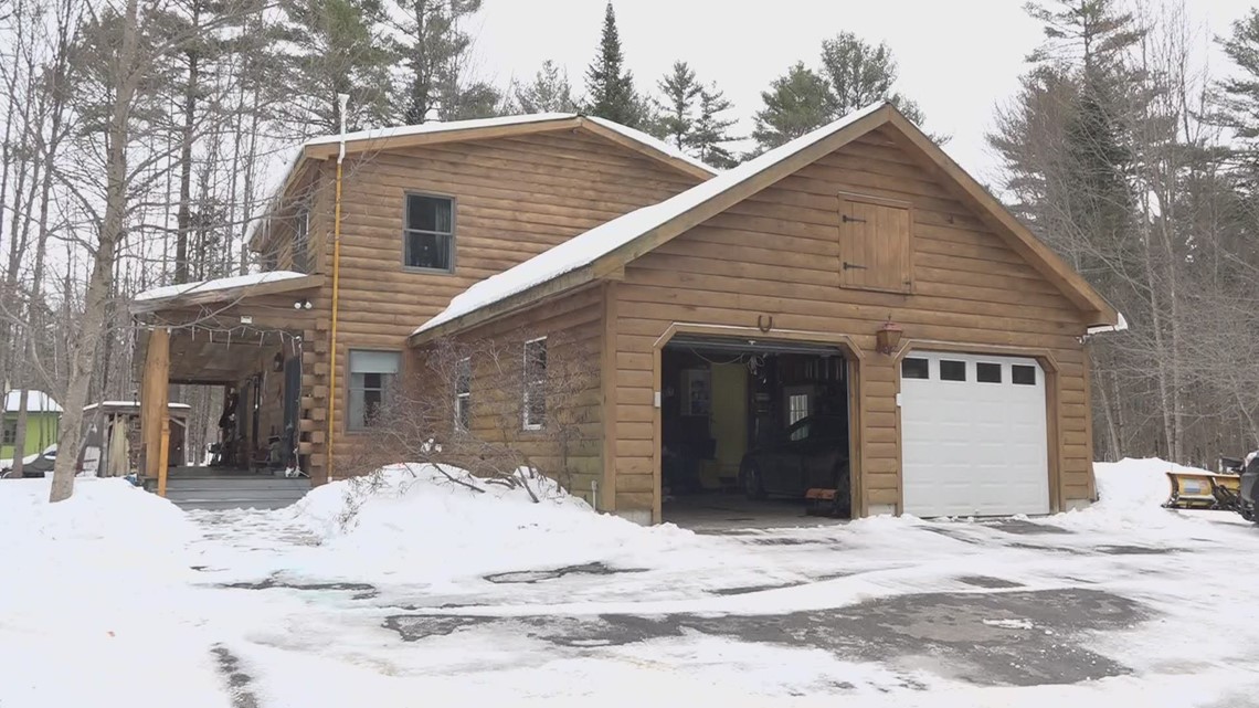 Maine man breaks into home to take a bath, eat, rearrange items - Vimarsana News