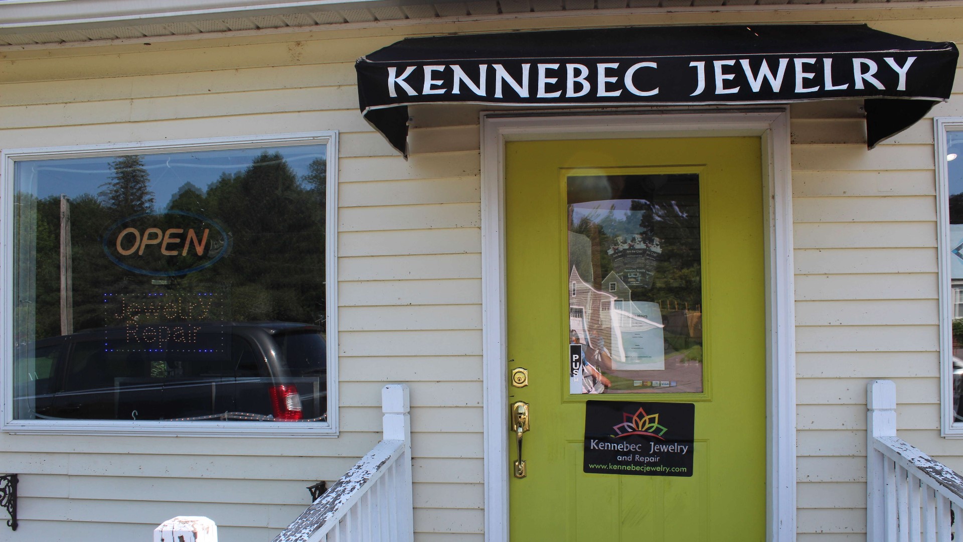 Search continues for suspect in Farmingdale jewelry store burglary