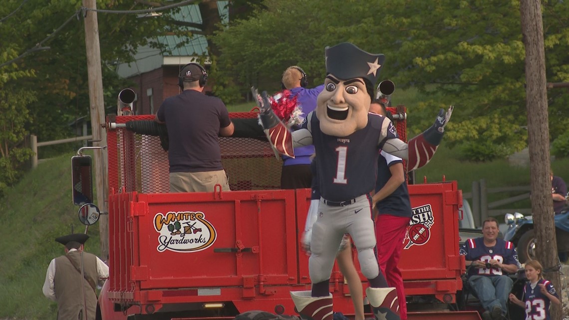 New England Patriots Cheerleaders to participate in Maine Lobster Festival  Parade