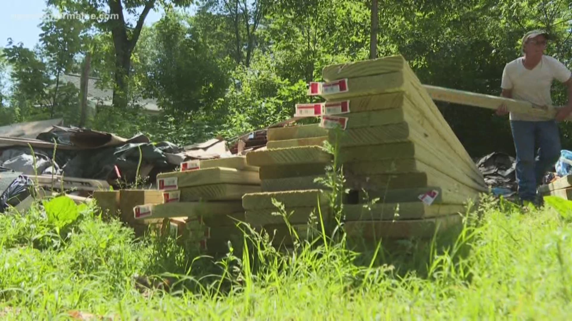 Community helps 94-year-old veteran build ramp.