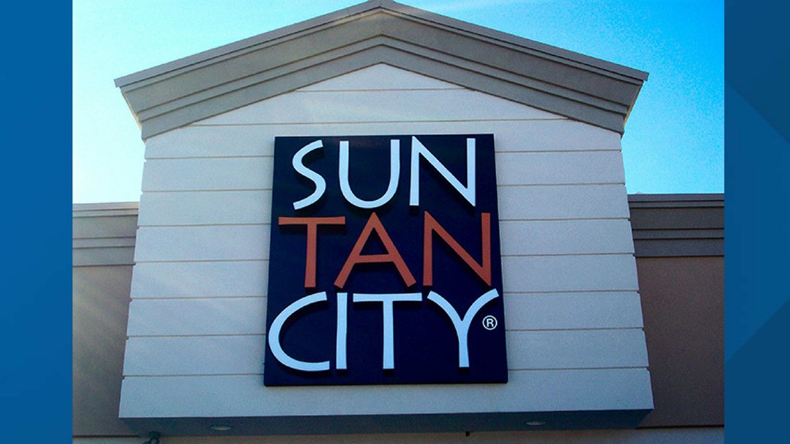 Man uses semiautomatic to rob Sun Tan City in Topsham, police say