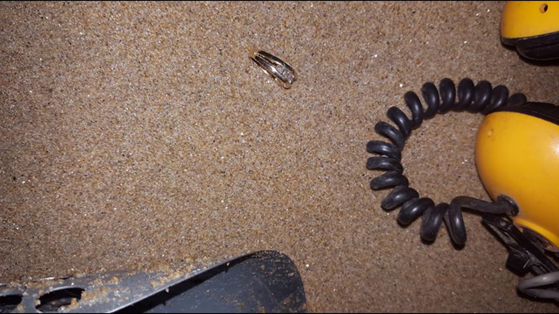 Do-gooder with metal detector returns wedding ring lost on beach for ...