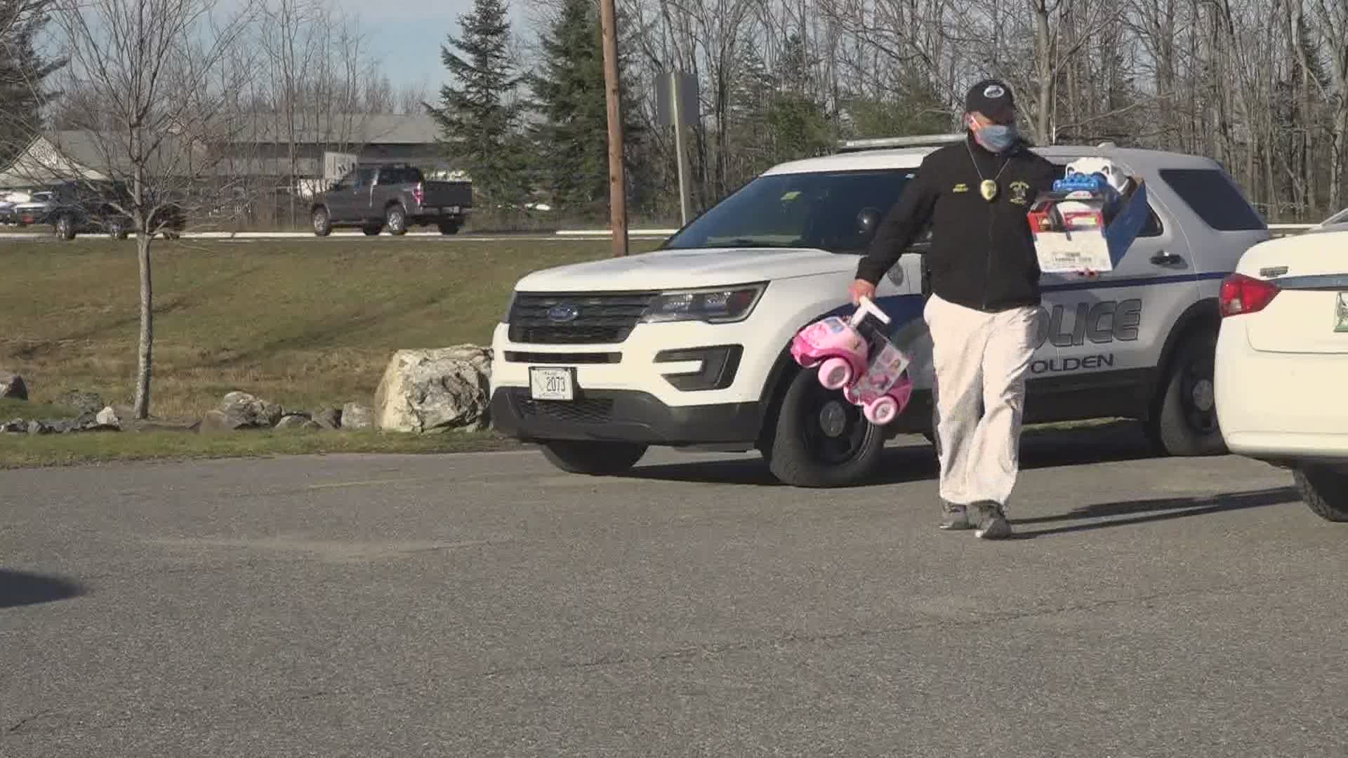 Holden police officers are doing one act of kindness a day to help bring a little holiday cheer to some of its residents.