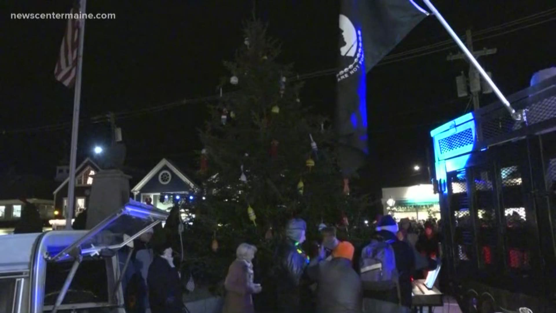Kennebunkport gathers for annual tree lighting, honoring Bush 41