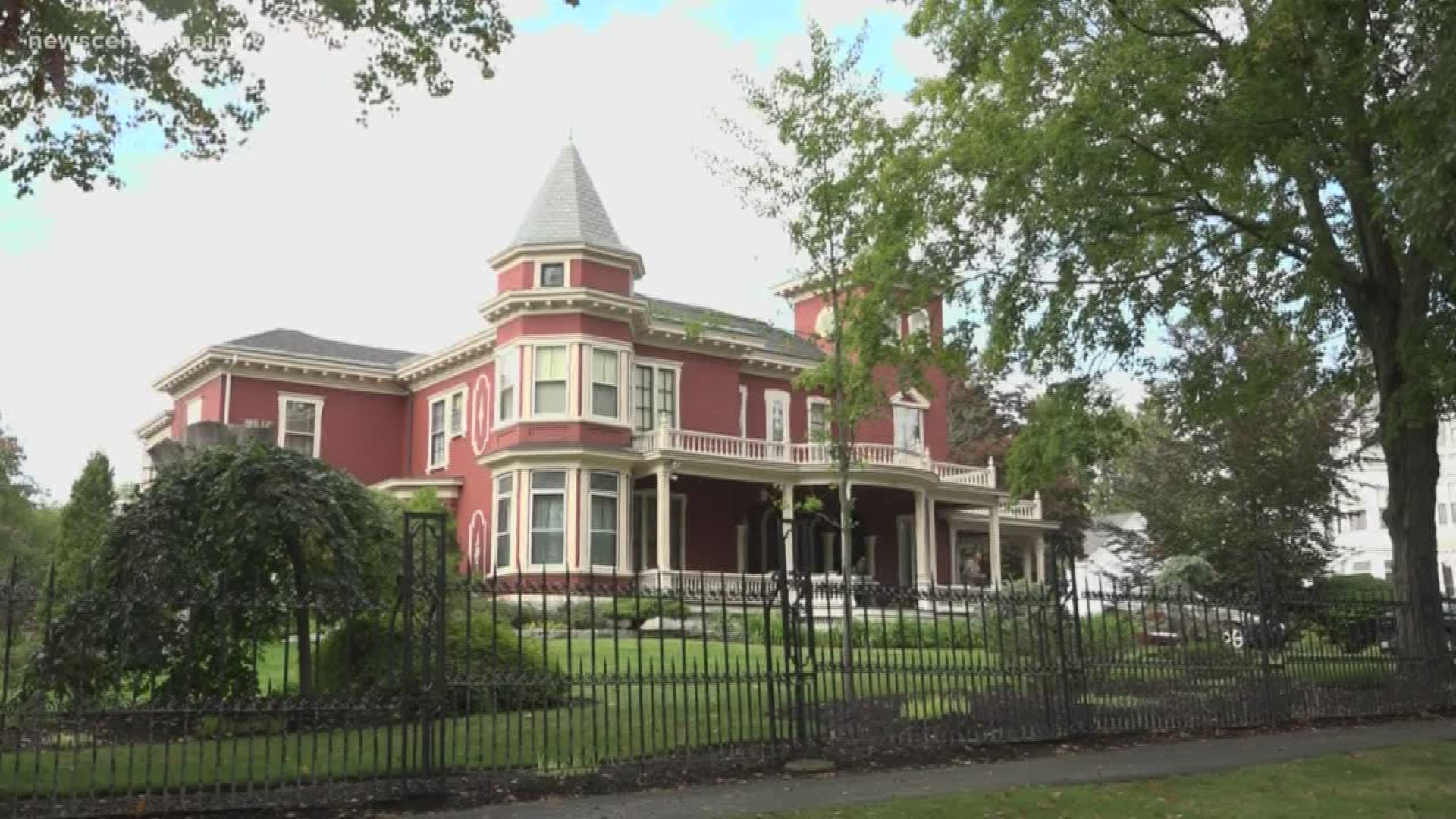 Maine author Stephen King is opening up his famous home to other authors and a place to store his personal archives.