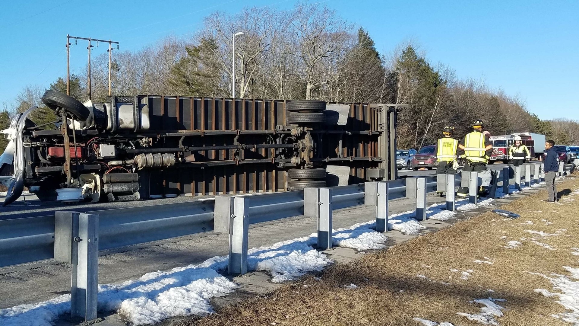Overturned truck causes delays on I-295 in Topsham | newscentermaine.com