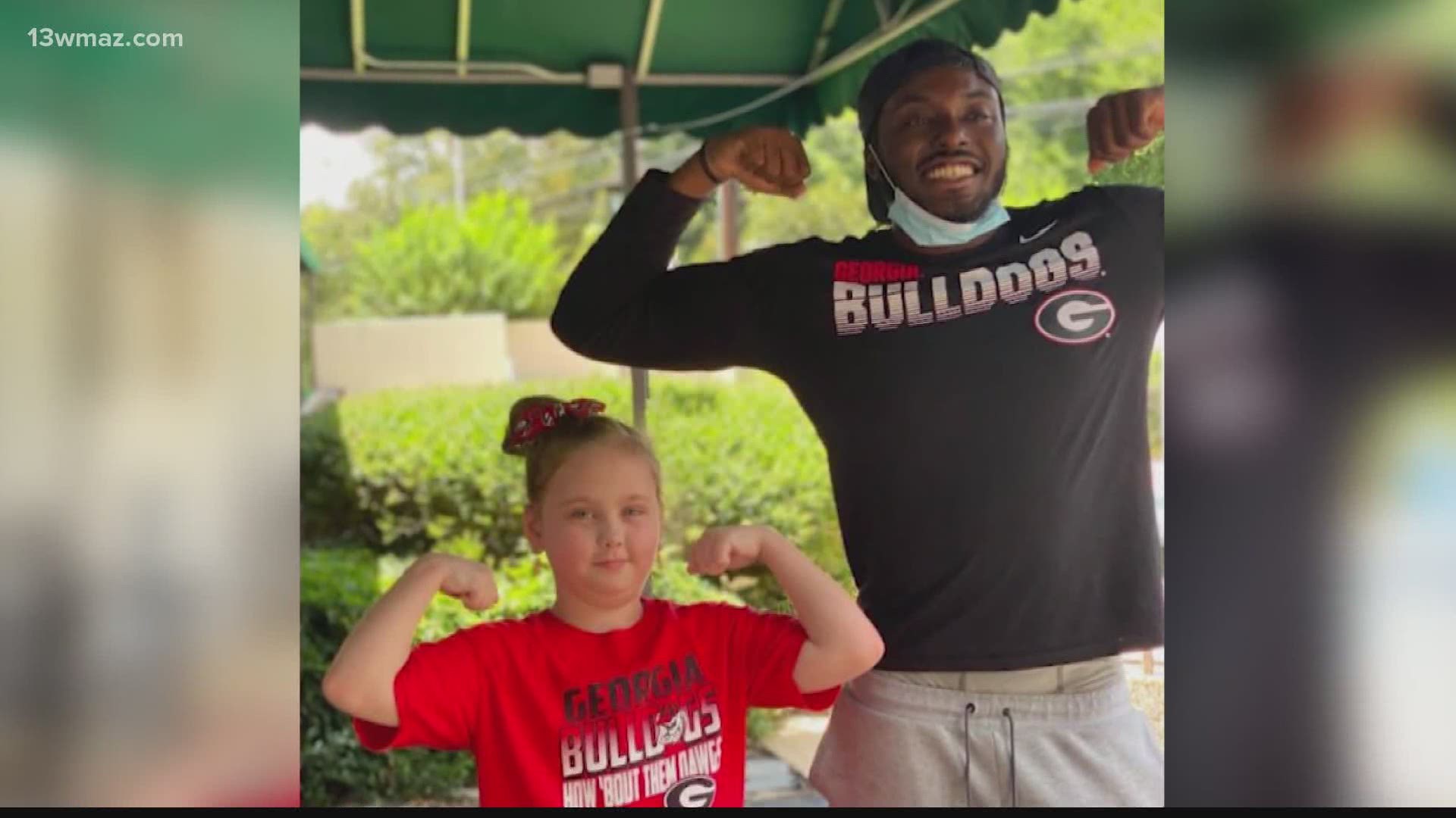 Georgia Bulldog Supports 10yearold Girl In Time Of Need